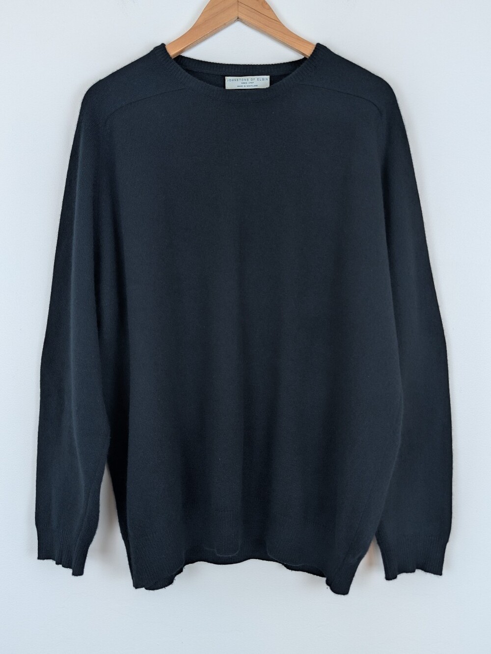 Johnstons Of Elgin 100% Cashmere Raglan Sleeve Crewneck Sweater - Black